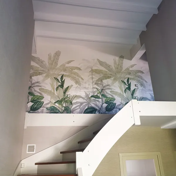 Papier peint uni et à motifs, lasure et finitions réalisées avec minutie pour un intérieur harmonieux.