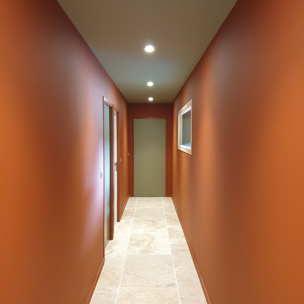 Peinture sur le plafond, les murs, les cadres et les portes.