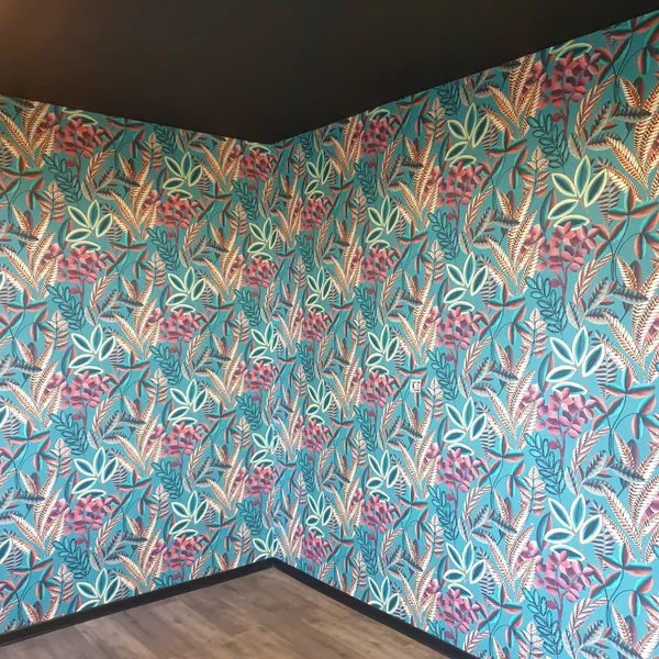 Pose soignée de papiers peints pour un décor audacieux et élégant.